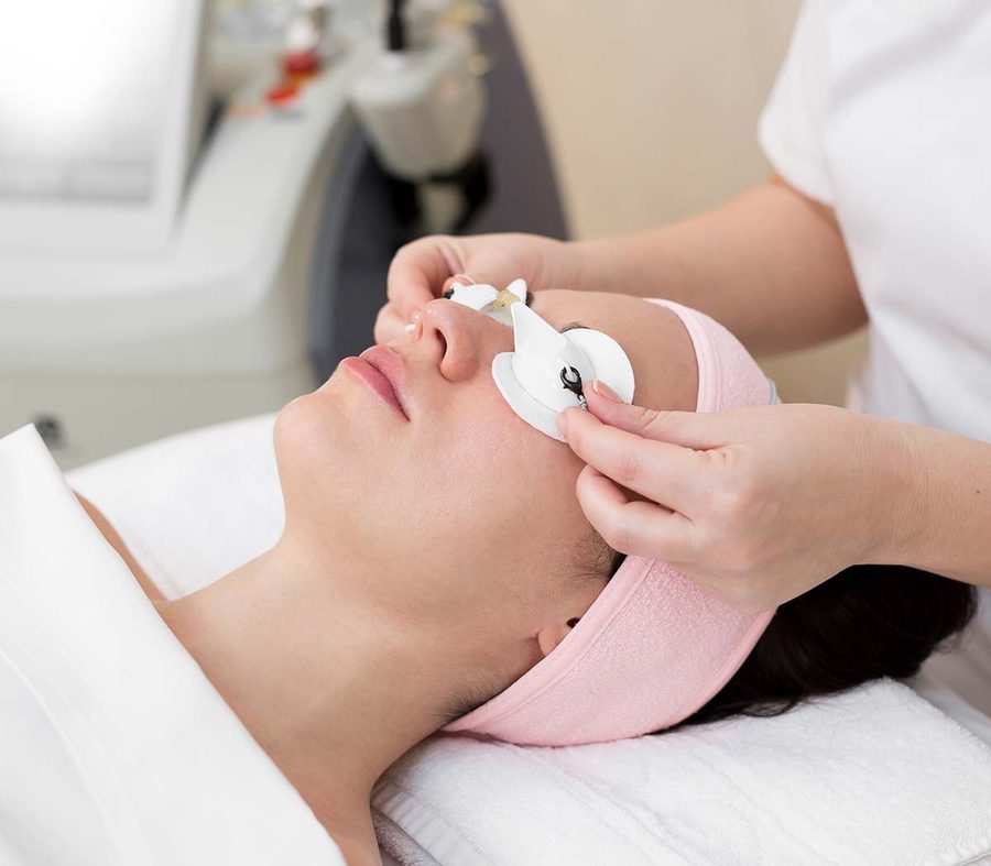 IPL intense pulsed light therapy being performed in a dry eye clinic